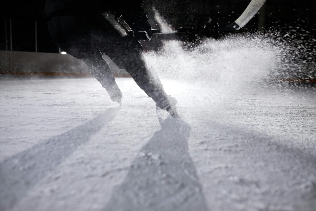 Image d'une personne faisant du patinage sur glace sur une patinoire